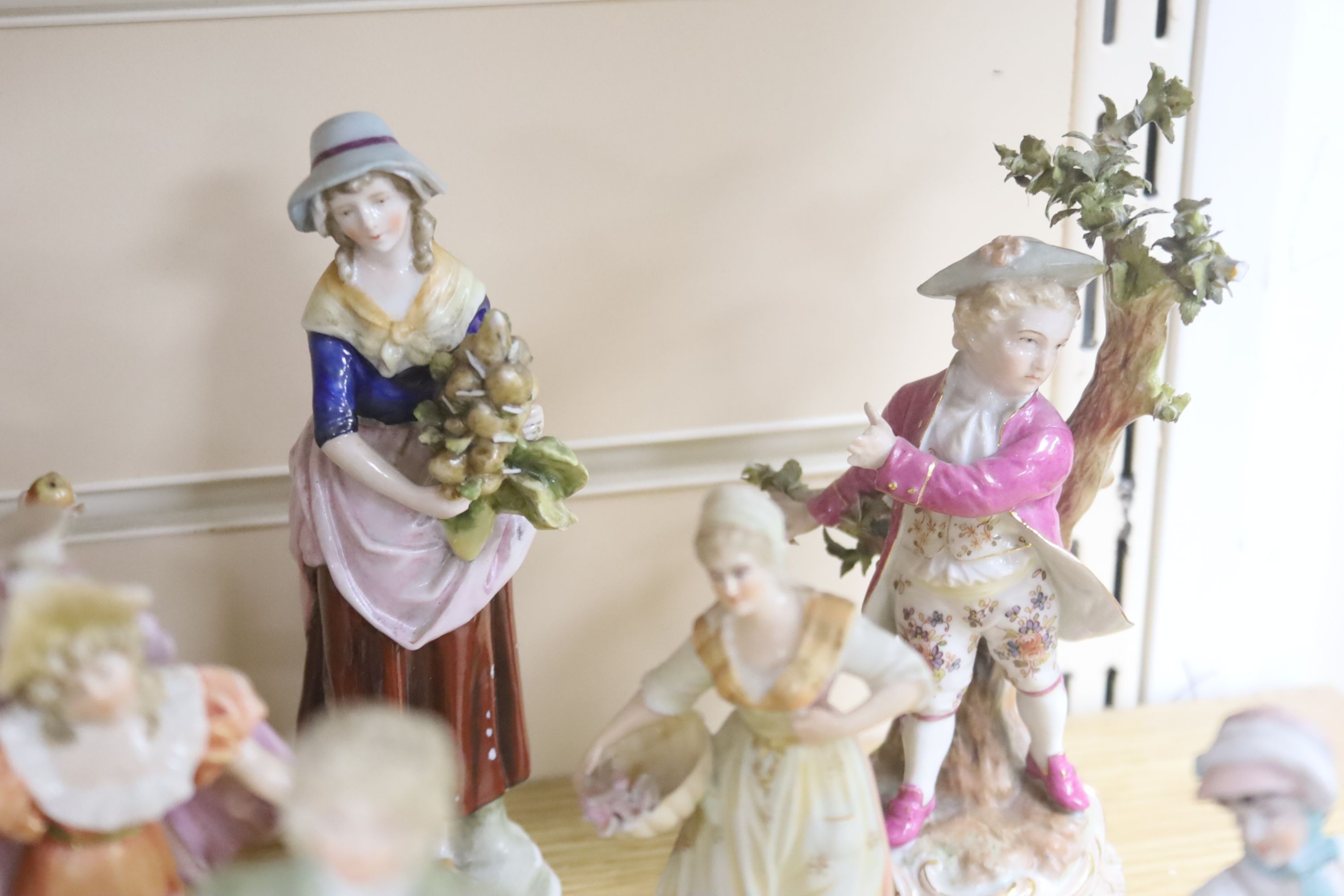 A collection of mixed Continental porcelain figurines (23)